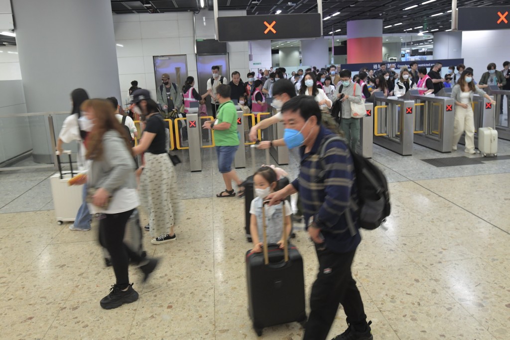 高鐵西九龍站有大批旅客入境。梁譽東攝