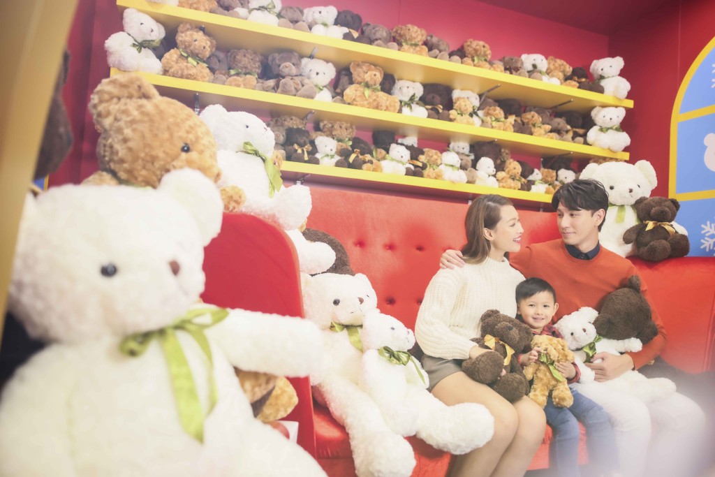 青衣城玩具城堡內的打卡牆放了超過一百隻女生毛毛熊。