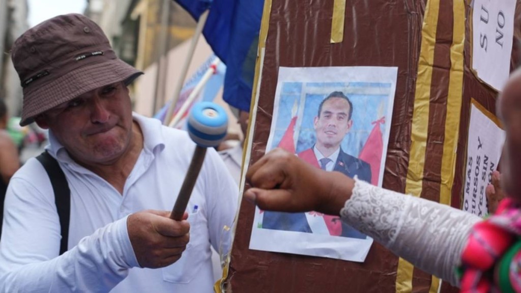 秘魯民眾上街慶祝總統赫裡落台。美聯社