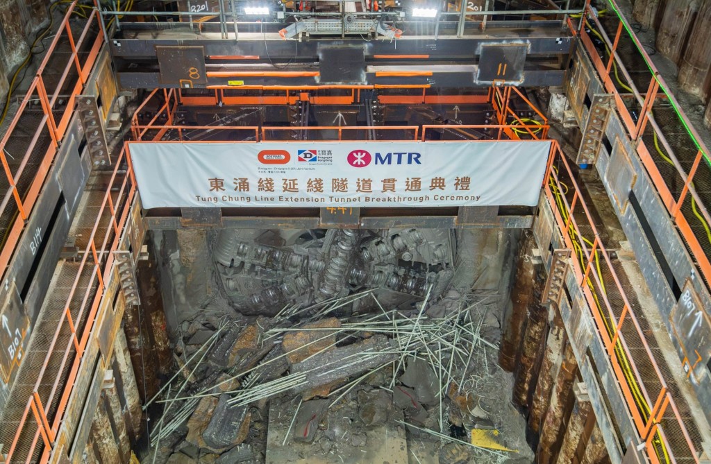 隧道鑽挖機「羲和」已順利貫通由現時東涌站延伸至未來東涌西站來回方向的兩條隧道,標誌著西段隧道主要建造工程正式完成。 隧道鑽挖機「羲和」已順利貫通由現時東涌站延伸至未來東涌西站來回方向的兩條隧道,標誌著西段隧道主要建造工程正式完成。