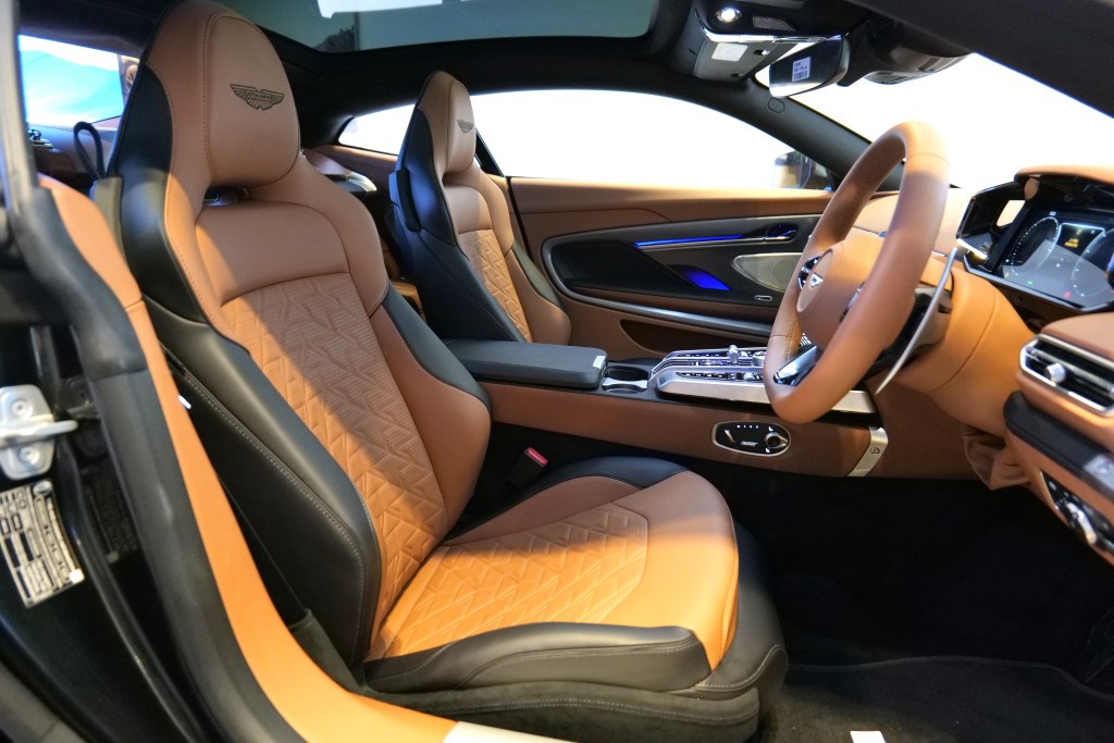全新旗艦超跑Aston Martin Vanquish座椅內置冷暖通風功能。