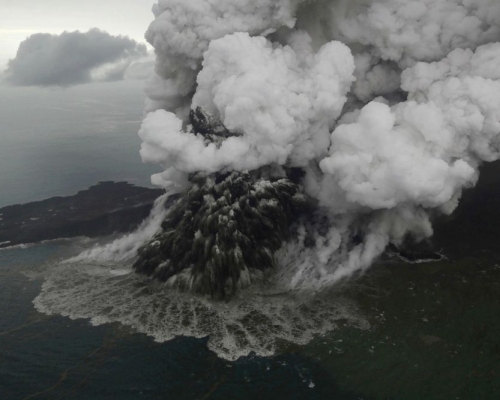 喀拉喀托之子火山的高度及体积在过去一周减少超过三分二。AP