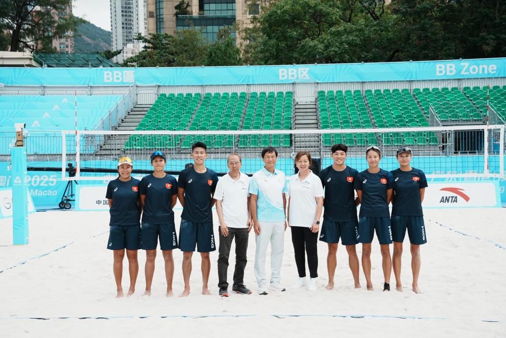 全運辦主任楊德強(中) 跟香港沙排代表周三到維園沙排場會見傳媒。汪旭峰攝 全運辦主任楊德強(中) 跟香港沙排代表周三到維園沙排場會見傳媒。汪旭峰攝