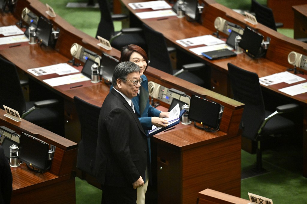 商經局長丘應樺與議員交流。