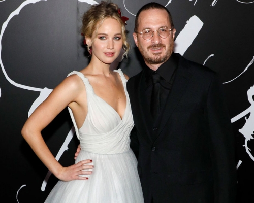 珍妮花羅倫絲與Darren Aronofsky因為合作拍攝《媽媽！》這部電影而撻著。