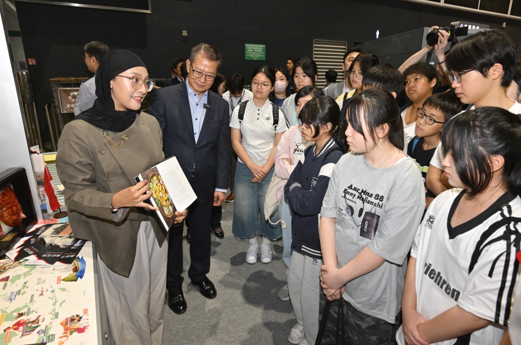 印尼駐香港領事館代表介紹其在書展設立的展區。陳茂波網誌 印尼駐香港領事館代表介紹其在書展設立的展區。陳茂波網誌