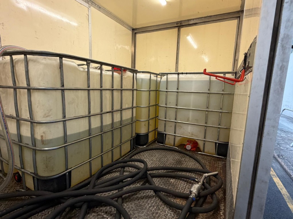 消防搗破一個非法加油站,檢獲約5000公升柴油,市值超過18萬元。 消防搗破一個非法加油站,檢獲約5000公升柴油,市值超過18萬元。