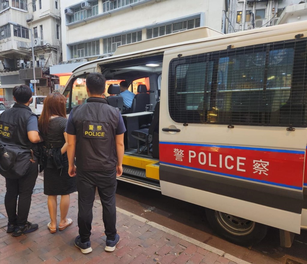 一名50岁姓李本地女子涉嫌「协助经营无牌按摩院」被捕。警方提供
