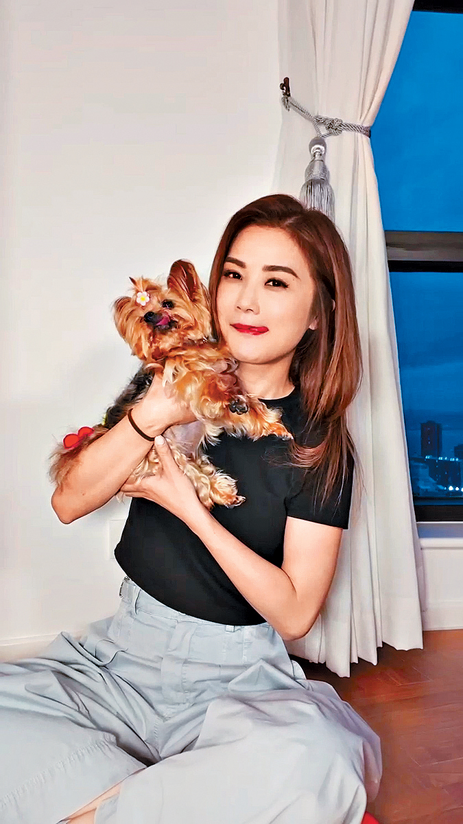 蔡卓妍與愛犬同時伸脷，果然夠合拍。