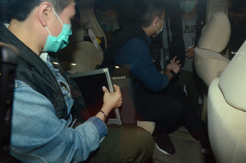 警員帶走電腦。