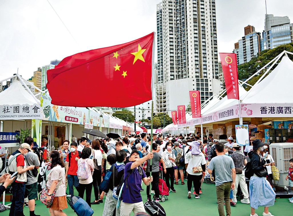 家鄉市集嘉年華昨日開幕,雖然天氣炎熱,但無阻市民「掃貨」熱情。