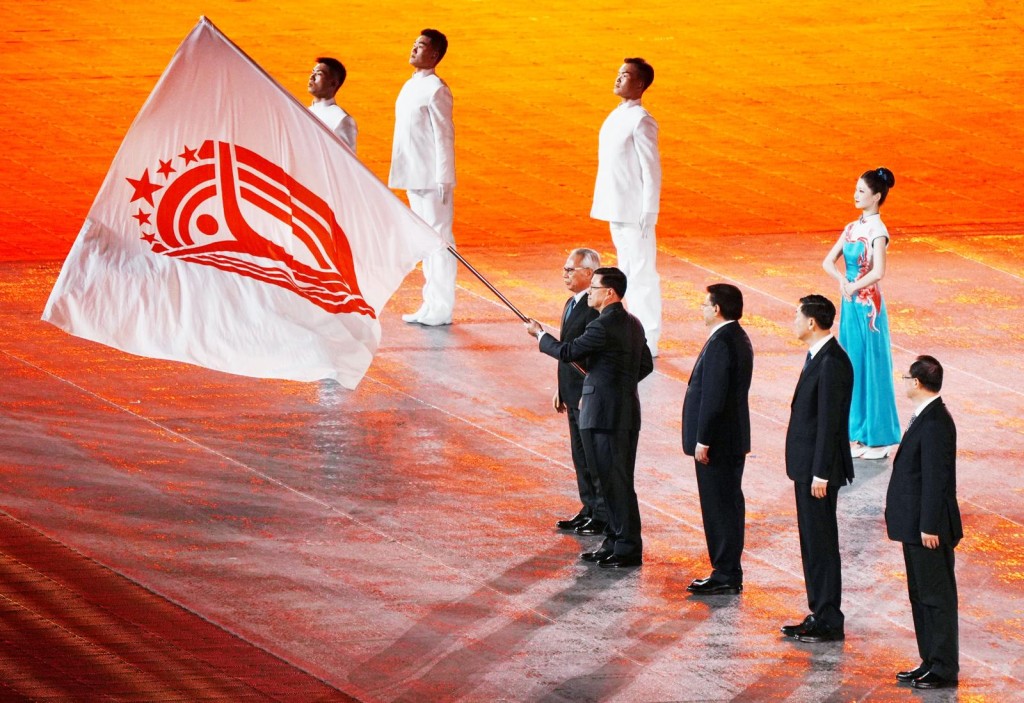 第十五屆全運會閉幕,李家超傳遞會旗。 汪旭峰攝 第十五屆全運會閉幕,李家超傳遞會旗。 汪旭峰攝