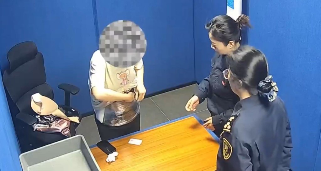 珠海拱北海关发现一名扮孕妇的女子走私白银19公斤。海关发布 珠海拱北海关发现一名扮孕妇的女子走私白银19公斤。海关发布