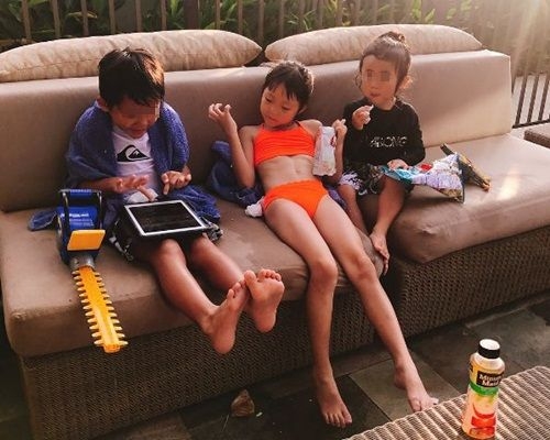 秋小愛的長腿實在令人羨慕。