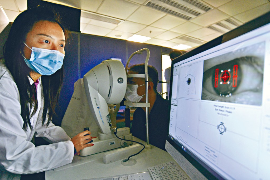團隊透過檢查參加者的眼球長度、晶體和角膜厚度等，再滴眼藥水將瞳孔放大，以便檢查黃斑點和視神經。