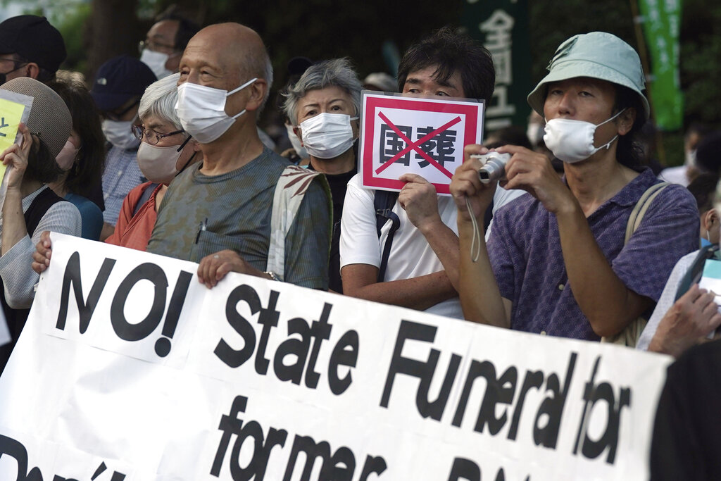 日本民間繼續有反對安倍國葬聲音。AP