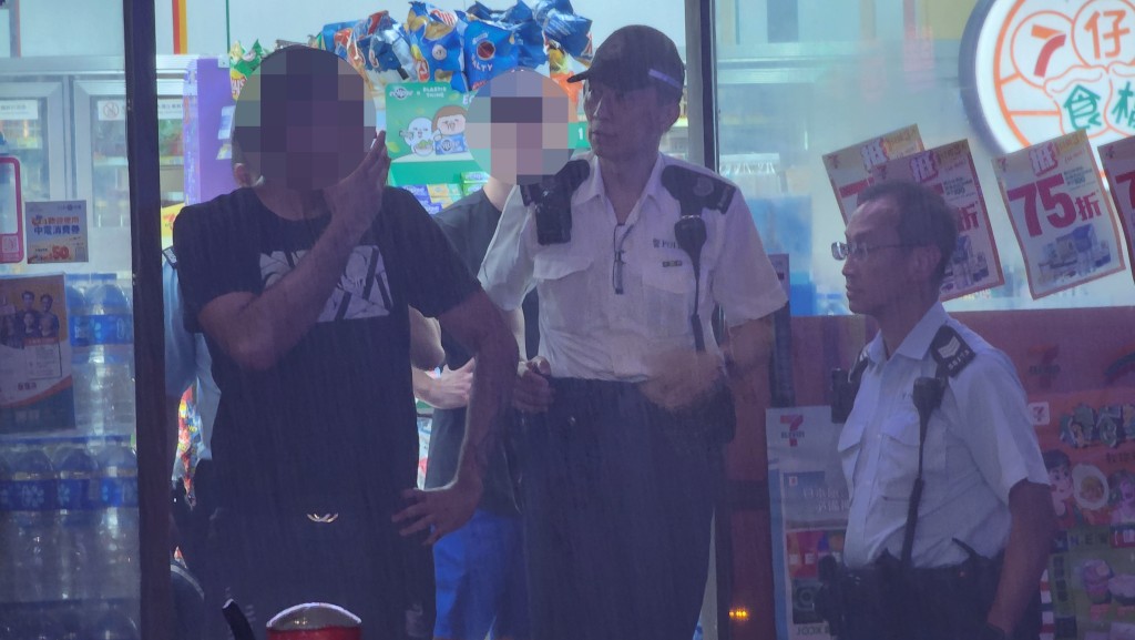 警員向事主調查。