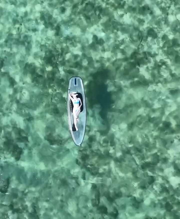 出動航拍機拍攝在水中蕩漾的照片。