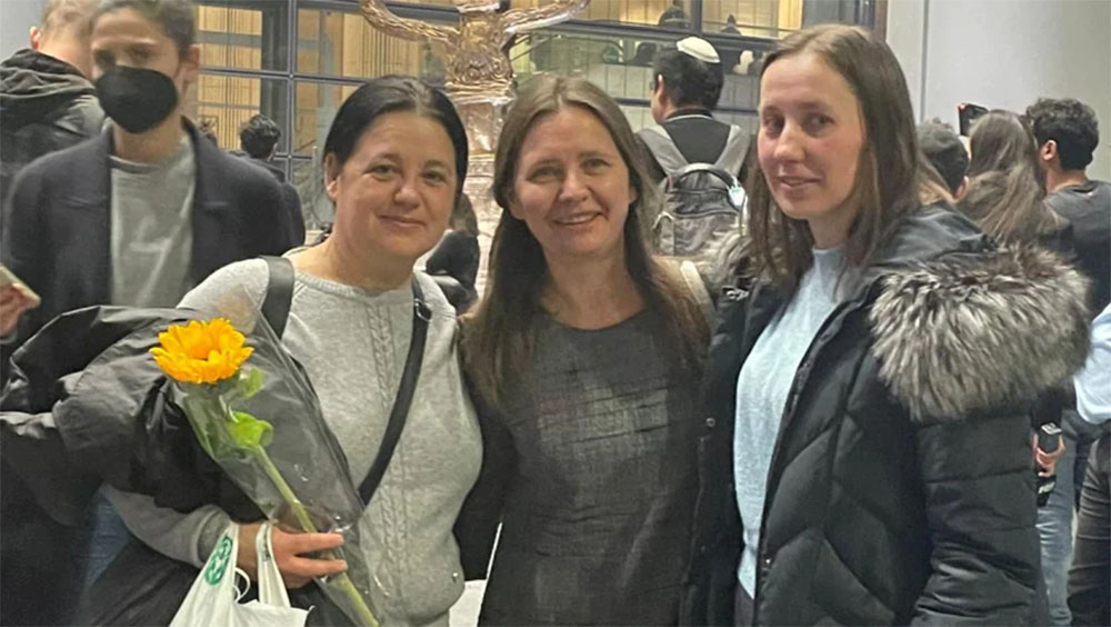 布萊斯奇克孫女Alona(左)與Lesia(右)飛抵以色列,由阿姨(中)接機。網圖