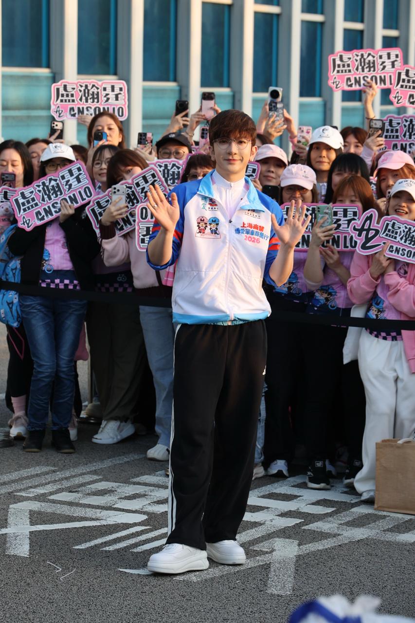 AL揮旗仔為她們打氣。 AL揮旗仔為她們打氣。