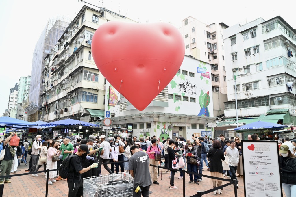 Chubby Hearts今日快闪来到深水埗鸭寮街，为粉丝带来惊喜。锺健华摄