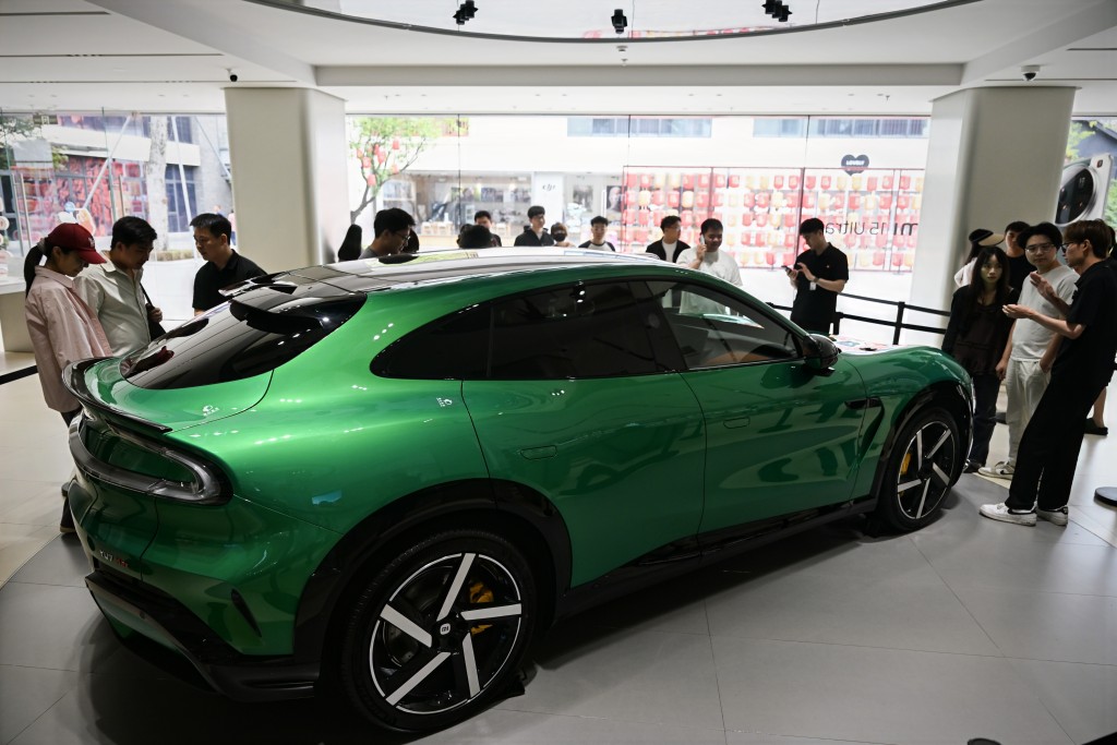 在北京一家小米汽車門店,新發佈的小米YU7汽車受消費者關注。中新社 在北京一家小米汽車門店,新發佈的小米YU7汽車受消費者關注。中新社