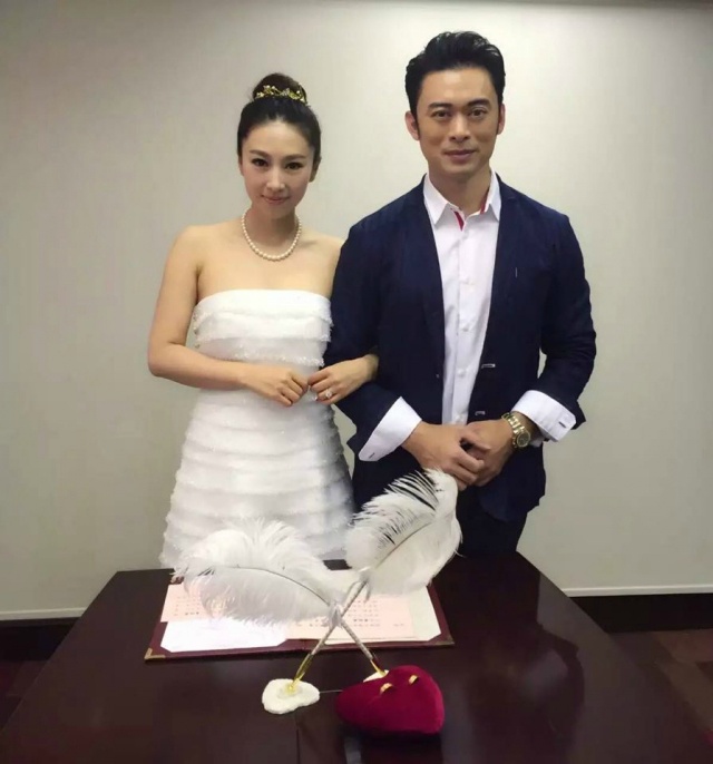 贾晓晨2016年与「力王」樊少皇结婚。