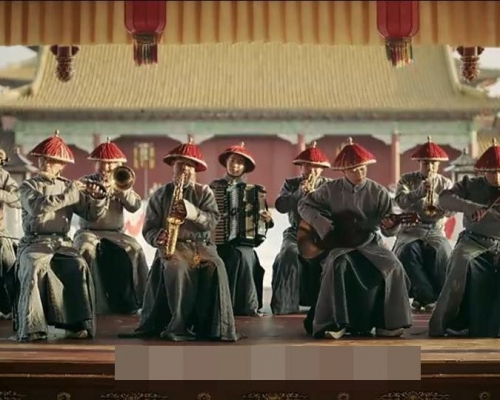 台湾钢琴家杨登凯指出，清宫剧《延禧攻略》在剧中出现了清朝尚未发明的乐器。《延禧攻略》电视截图