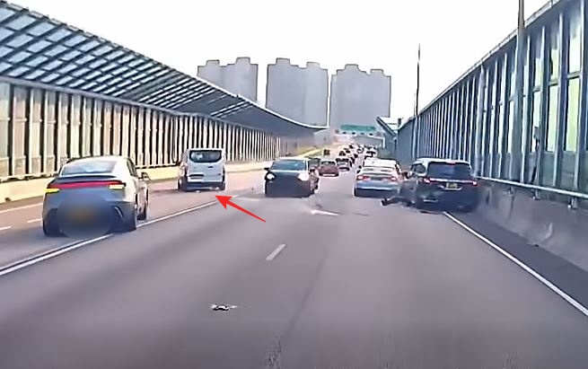 四車相撞後，白色客貨車扭軚駛向左肩，尾隨私家車亦扭軚直駛左邊路肩。​ fb 車cam L（香港群組）  