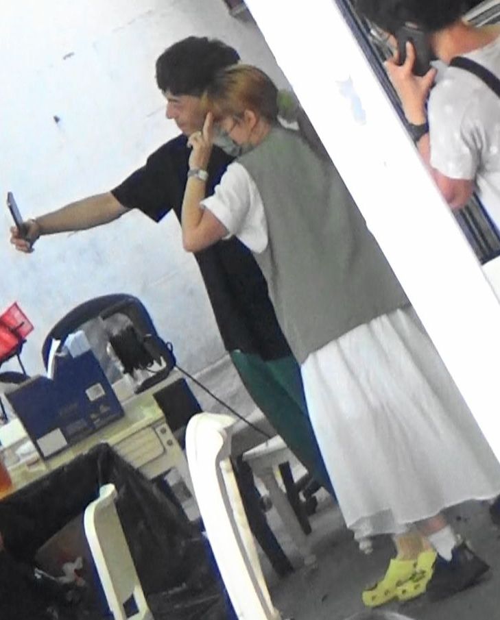 有求必應Edan離開前做人肉佈景板20分鐘,圍影嘅有妹妹仔。