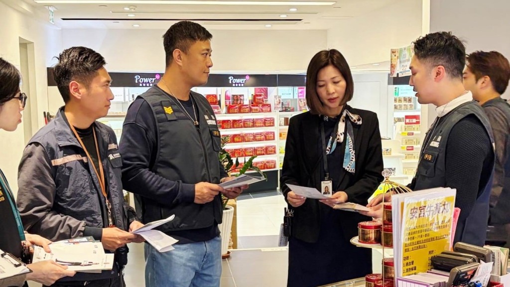 旅監局聯同香港海關巡查尖沙咀及紅磡等旅遊熱點商店，提醒旅客訪港旅遊及商戶接待時的注意事項，加強保障入境旅行團旅客的權益。