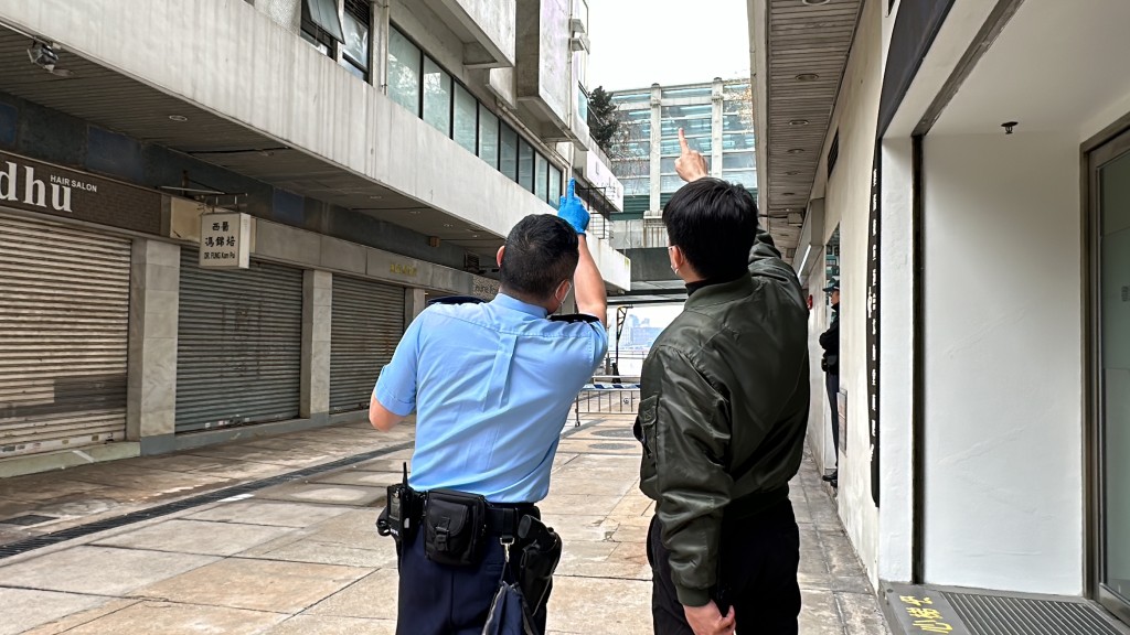 警方调查男子堕楼位置。刘汉权摄