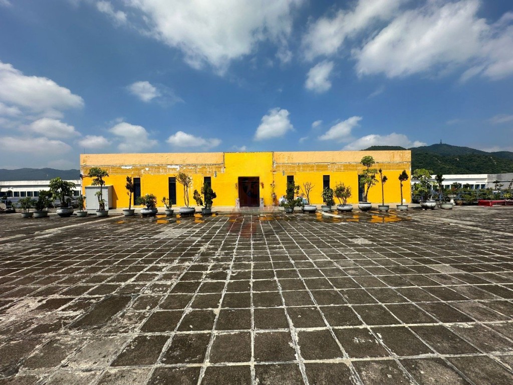 代理表示,此单位电梯不到,要走一层楼梯,建筑面积4470方呎,另入契平台8642方呎,坐拥大量户外空间,「平台大过屋」 代理表示,此单位电梯不到,要走一层楼梯,建筑面积4470方呎,另入契平台8642方呎,坐拥大量户外空间,「平台大过屋」