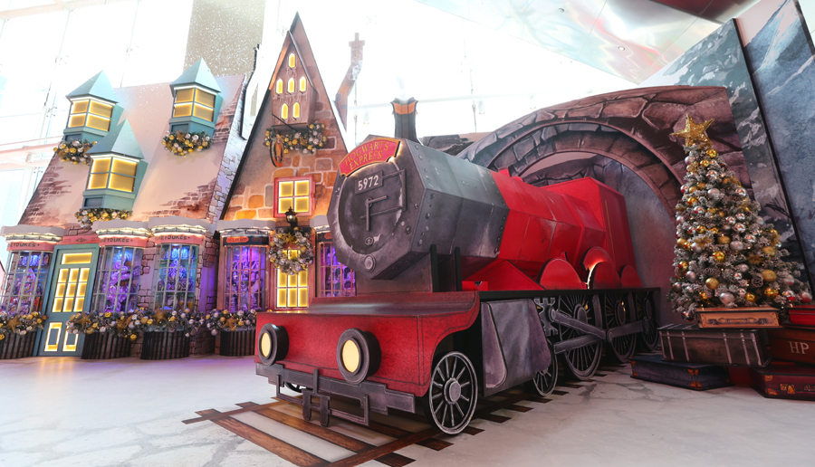 特快列车的车轮上设有LED灯效。