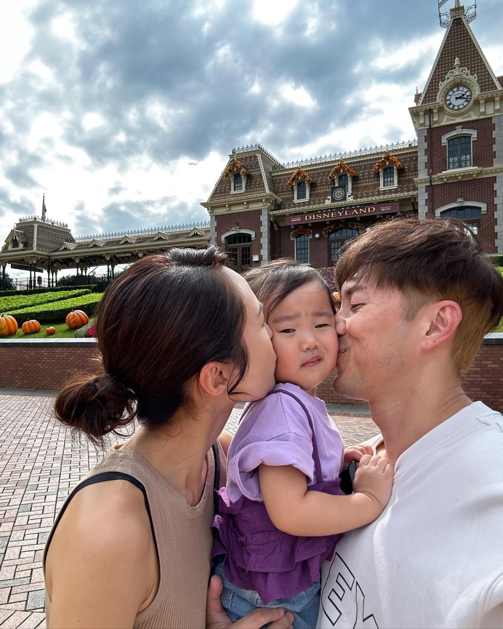 湯怡今日（4日）分享一家三口到迪士尼玩的照片，她與老公非常肉緊錫女兒麥ＱＱ。