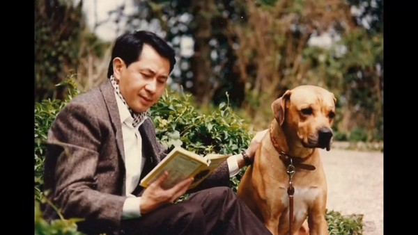 萧亮私下也从事写作，著有「萧亮养狗经」及「太极养生功夫」两书。