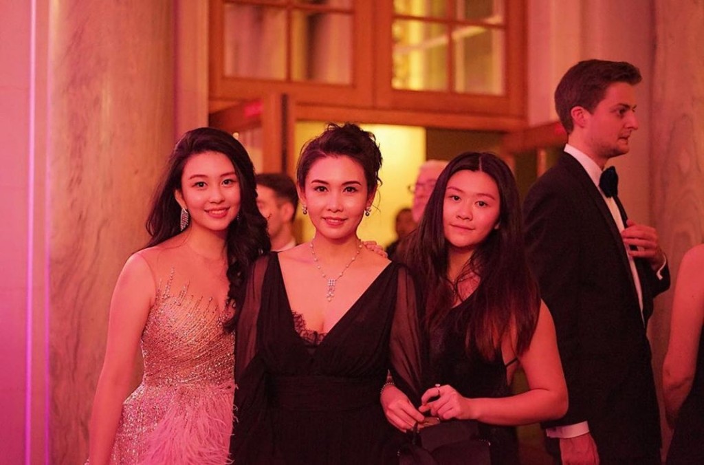 2019年，邱淑貞同兩個女沈月、沈日一齊參加巴黎名媛舞會。