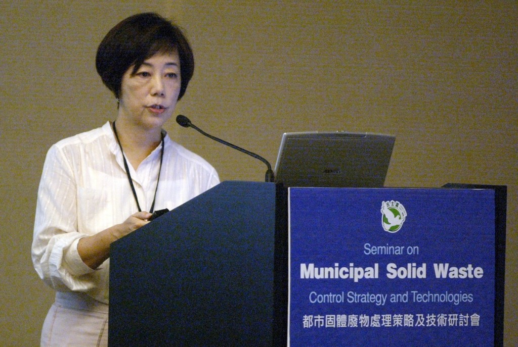 垃圾徵費由前局長廖秀冬提出，預算於2007年立法推行廢物收費。資料圖片