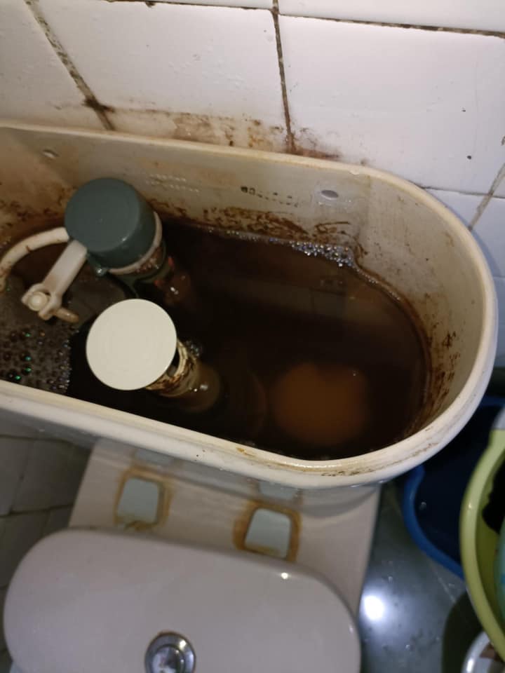 另一大埔區議員何偉霖也表示，家中的廁所水變成黃泥水。何偉霖FB
