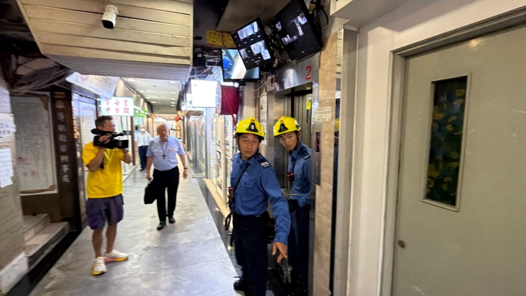 佐敦百安大廈有乘客被困於升降機內，要由消防員救出。