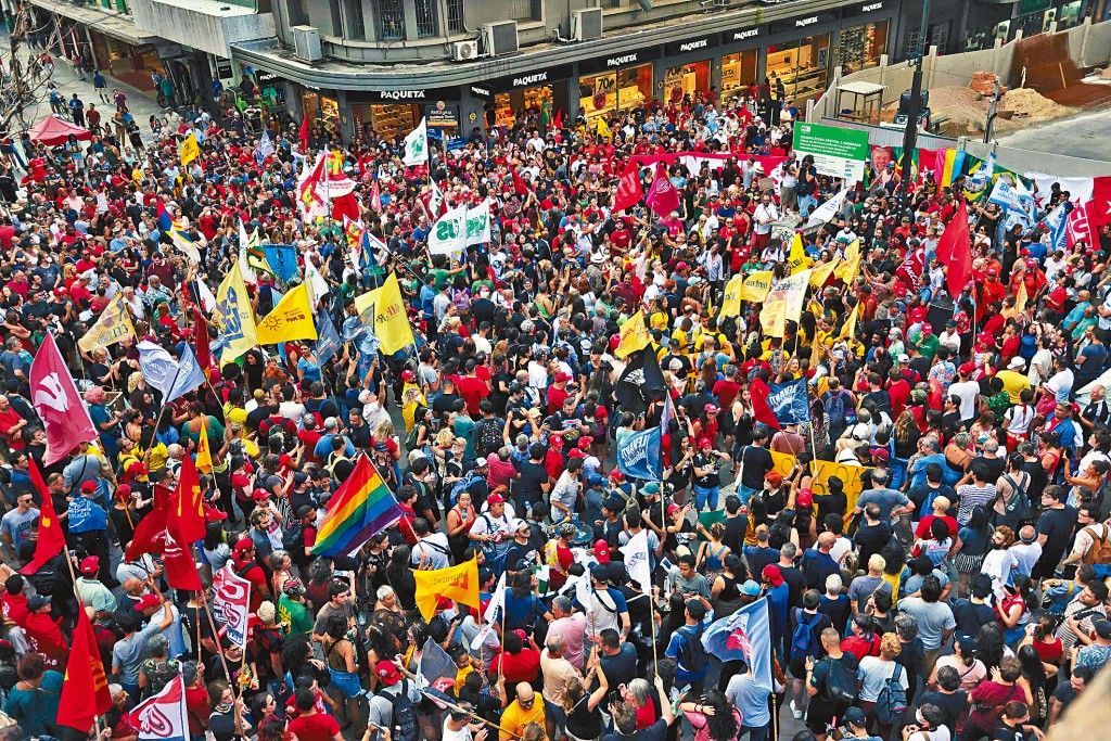 博索納羅支持者衝擊政府機構後翌日,巴西南部阿雷格里港周一有大批民眾上街,捍衞國家的民主體制。