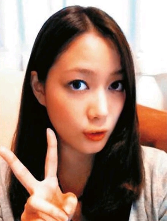夏目鈴當年曾參演日劇《LIFE人生》，但因為戀上大野智而被逼退出娛樂圈。