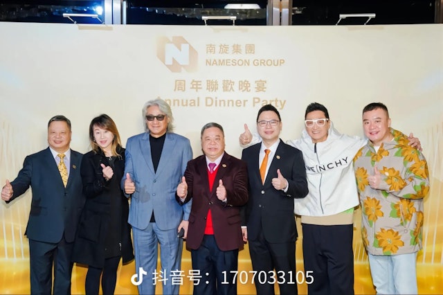 日前，何家劲就在抖音上晒出多张出席上市公司南旋集团周年联欢晚宴的合照。