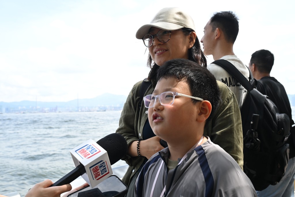 山東遊客王小姐及7歲兒子今日特地到堅尼地城打卡山東艦。