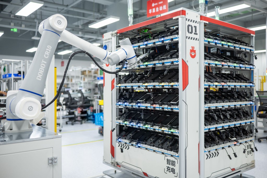 針對海外業務的質檢中心建設，黃煒表示部分基礎設施未必需要建在本地。