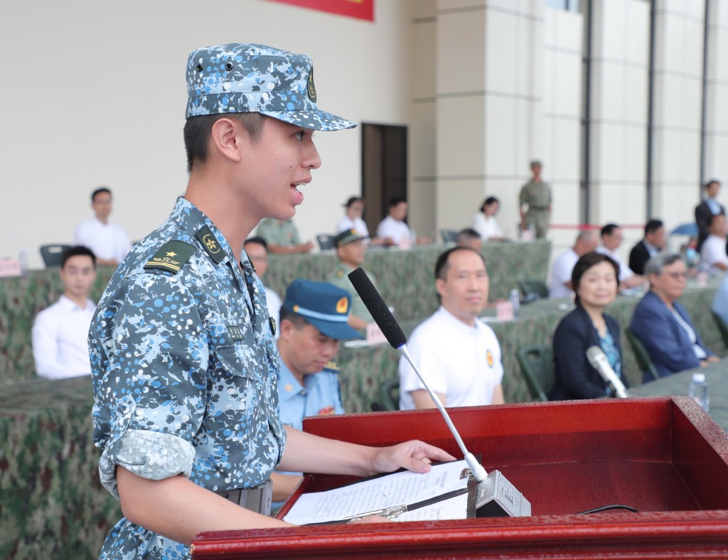 第十屆香港大學生軍事生活體驗營昨日在駐香港部隊新圍軍營舉行結業典禮。政府新聞處