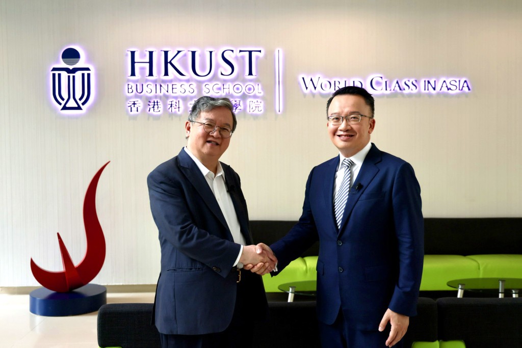 香港科技大学首席副校长兼香港生成式人工智能研究中心主任郭毅可教授（左）、节目主持人陈晓峰（右）。