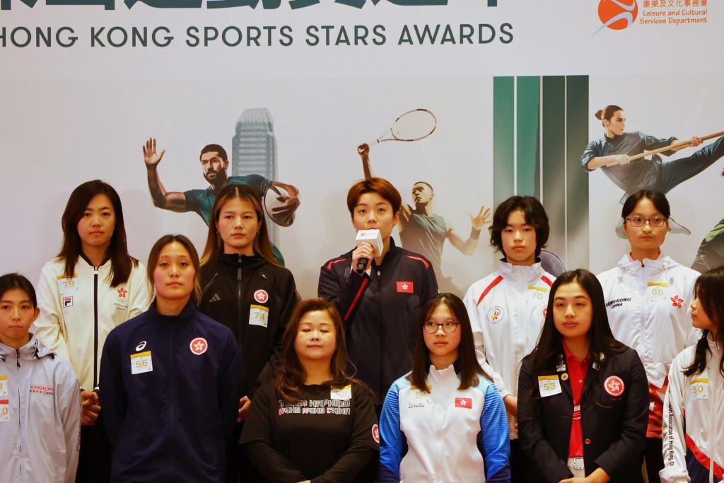 阿杜（第二排中）周六向公眾拉票。徐嘉華攝