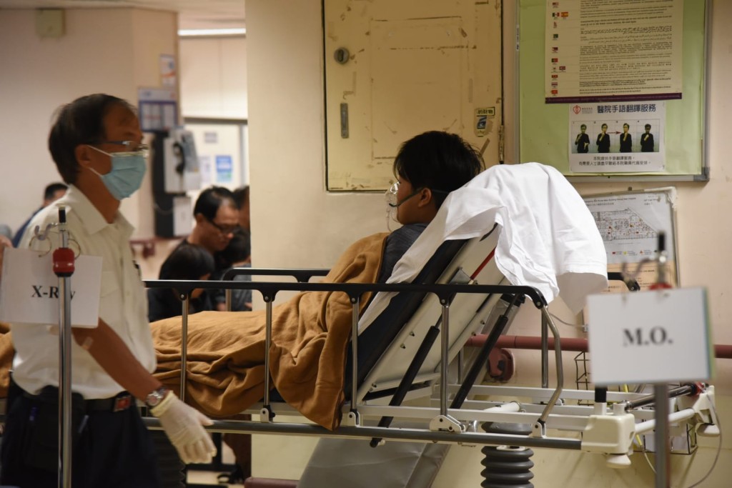 男事主送院治理。