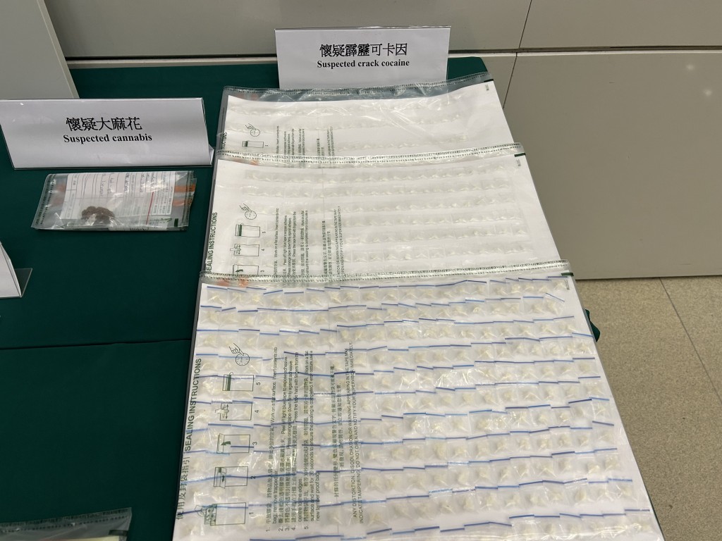 海關檢獲的毒品市值約150萬元。曾志恒攝 海關檢獲的毒品市值約150萬元。曾志恒攝
